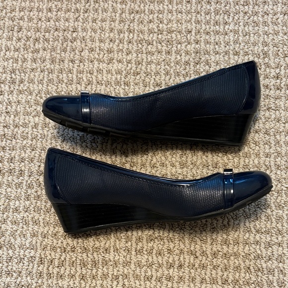 Giani Bernini Dark Blue Wedge with Silver Accent - Picture 4 of 8